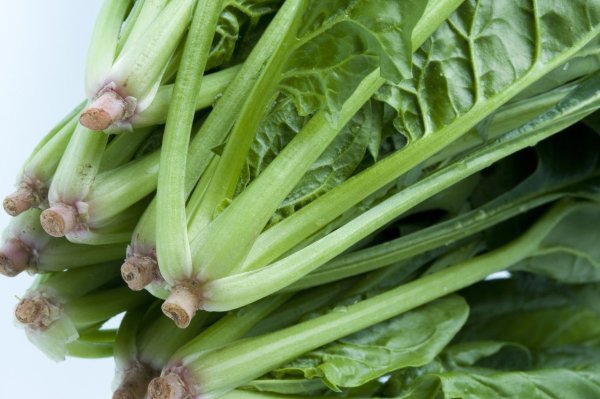 Can spinach be eaten raw? Nutritionists recommend cooking before eating! Adding 