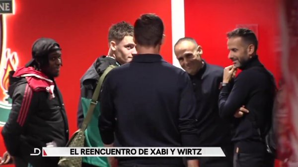 The deep love between master and disciple! Alonso Wirtz hugged and exchanged greetings + changed jerseys after the game, Frimpong chatted together