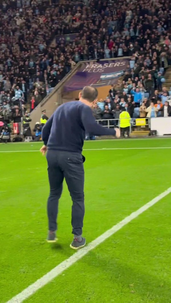 He has reached middle age 😌 Lampard led his team to lead the British Championship with 4 points and performed three farmer s punches, and the top of his head has become sparse...