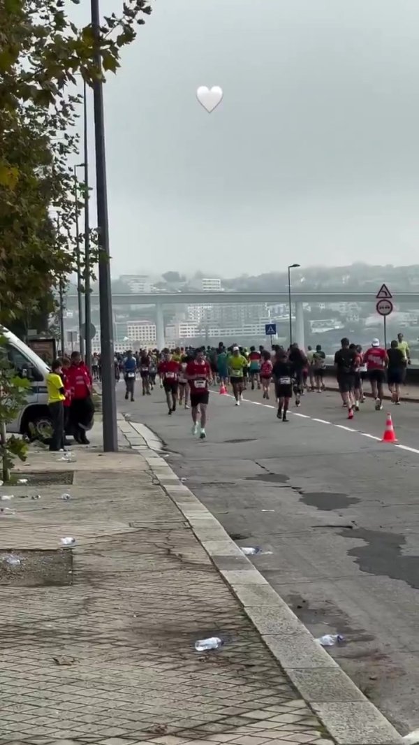 Touching scene 🙏 A friend wore Jota s jersey to participate in the marathon and hugged Jota s wife
